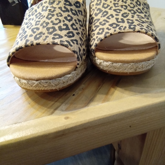 Tom's Michelle Size 10W Peep-Toe Leopard Print 3" Wedge Espadrilles - Picture 4 of 7